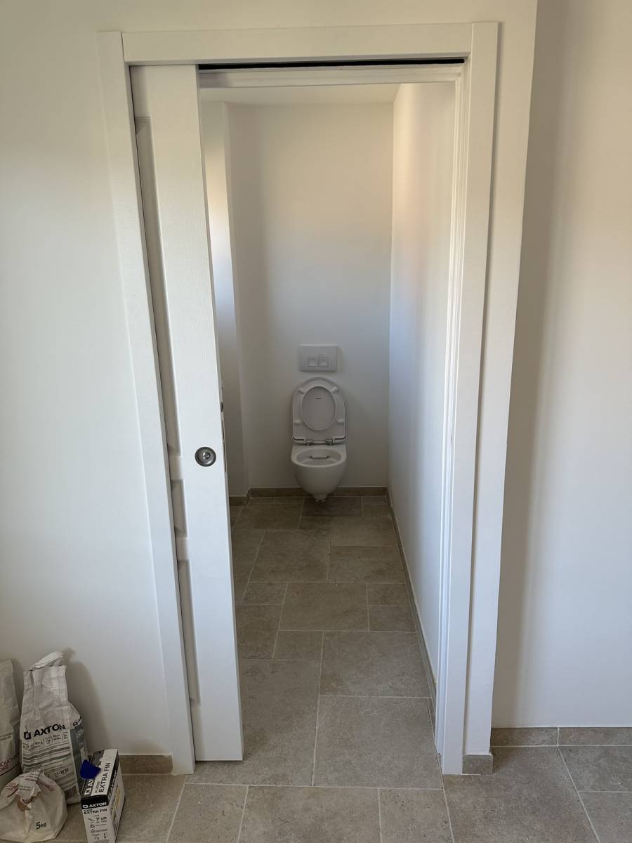 Pose de porte à galandage pour isoler les chambres dans une maison à Sanary